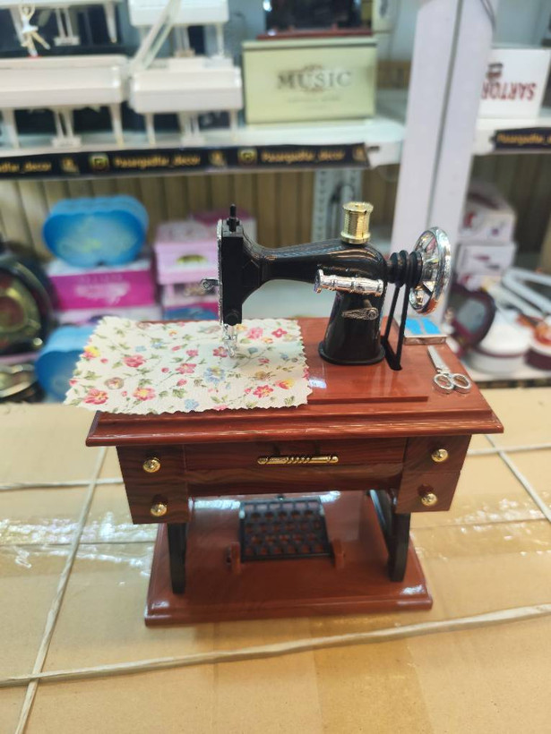 چرخ خیاطی دکوری موزیکال کلاسیک