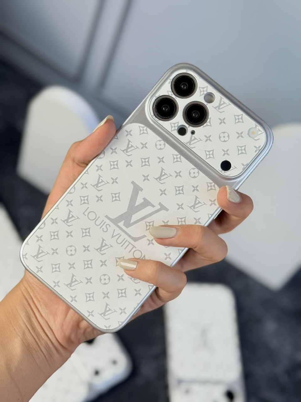 قاب موبایل آیفون لویی ویتون لنز سفید LV کدMB175