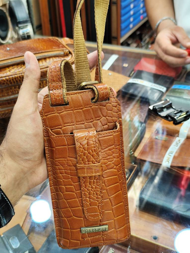 کیف موبایل گردنی چرم طبیعی CHARMSAL | جاکارتیدار و بند قابل تنظیم کد ML012