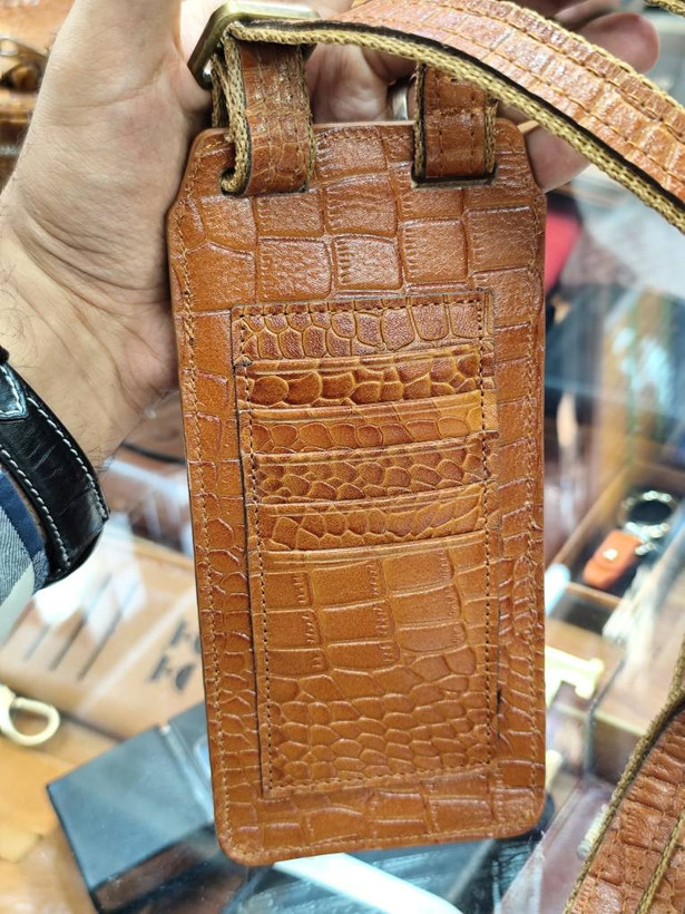 کیف موبایل گردنی چرم طبیعی CHARMSAL | جاکارتیدار و بند قابل تنظیم کد ML012