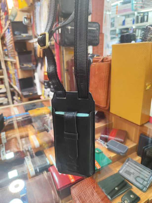 کیف موبایل گردنی چرم طبیعی CHARMSAL | جاکارتیدار و بند قابل تنظیم کد ML012