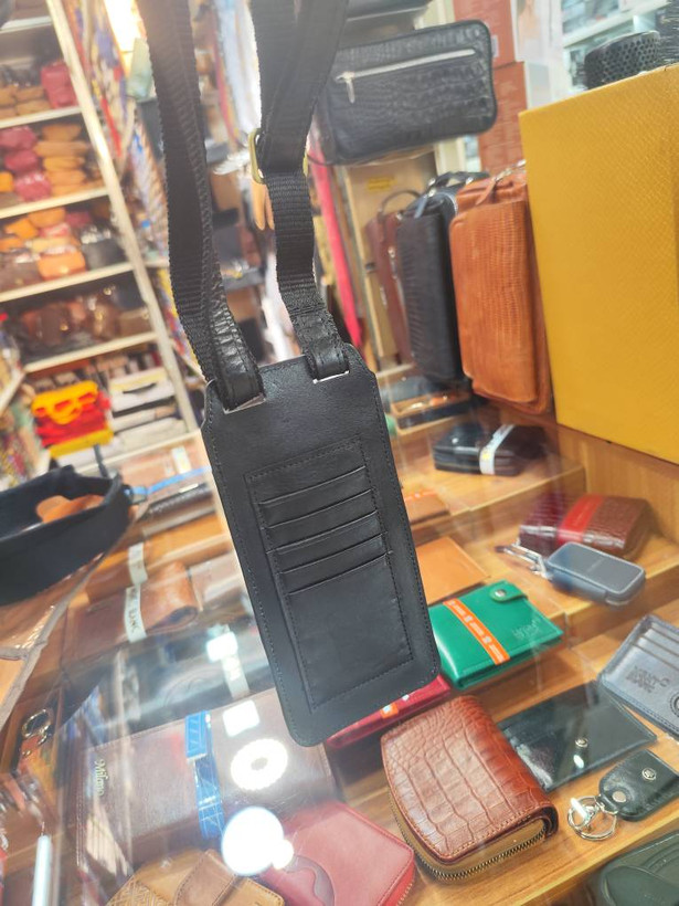 کیف موبایل گردنی چرم طبیعی CHARMSAL | جاکارتیدار و بند قابل تنظیم کد ML012