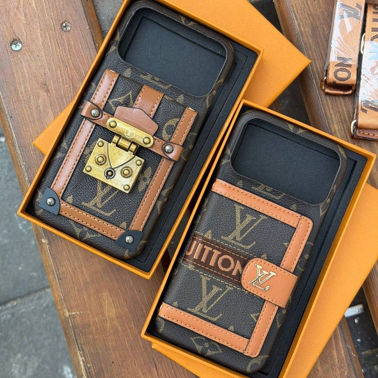 قاب آیفون LV چرمی جاکارتی دار کد TR047