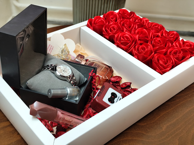 باکس کادو آماده به همراه گل آرایی و تزئینات تم قرمز