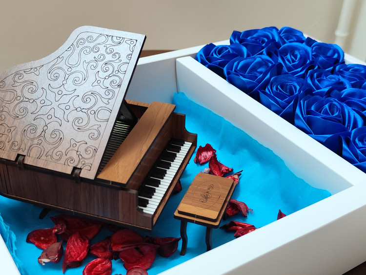 باکس کادو آماده به همراه گل آرایی و تزئینات تم آبی