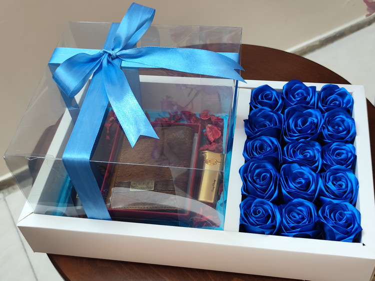 باکس کادو آماده به همراه گل آرایی و تزئینات تم آبی