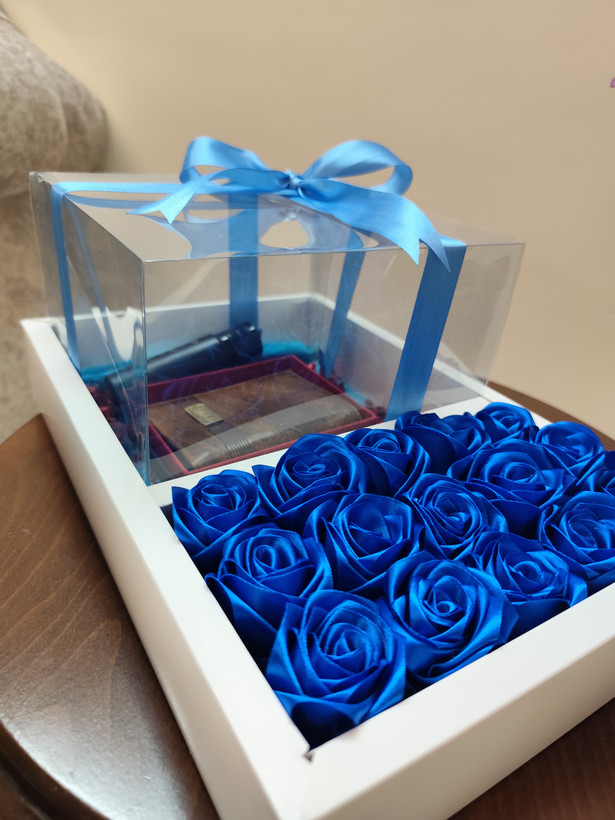 باکس کادو آماده به همراه گل آرایی و تزئینات تم آبی