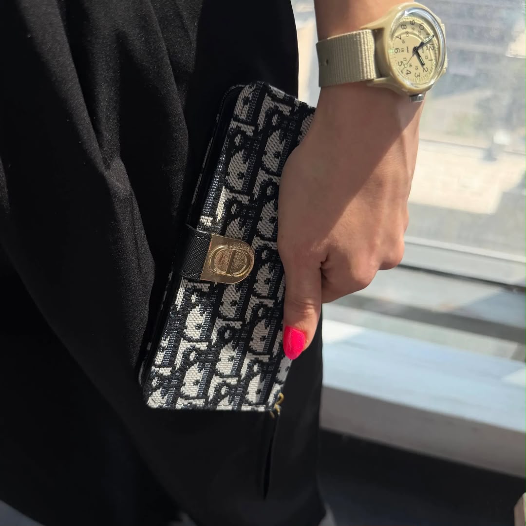 کیف پارچه ای دیور Dior همراه با بند چرمی آیفون (GN585)