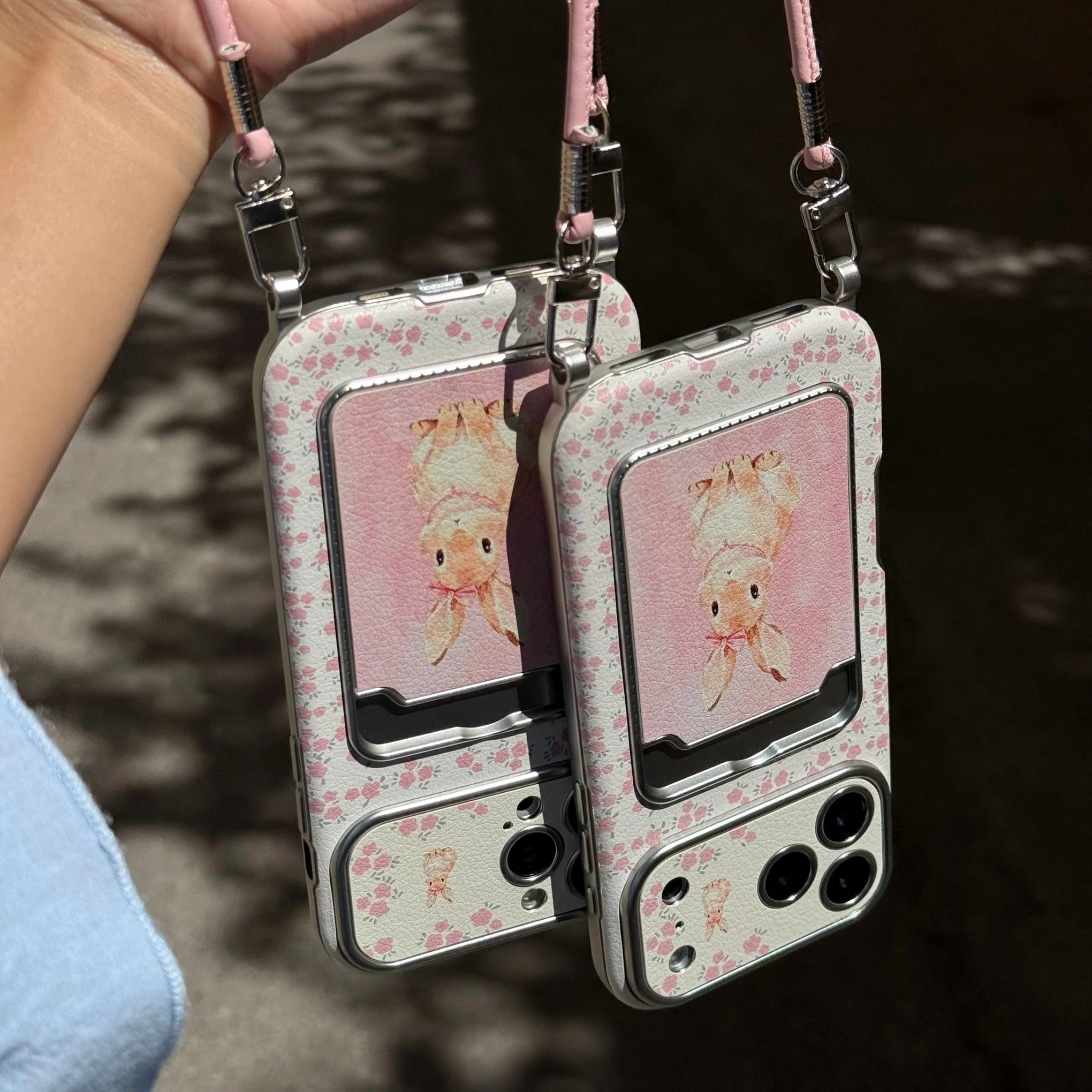 قاب گوشی کلاسیکارد خرگوش صورتی گلدار به همراه آویز (Classicard Bunny Floral Pinky) (LP252)