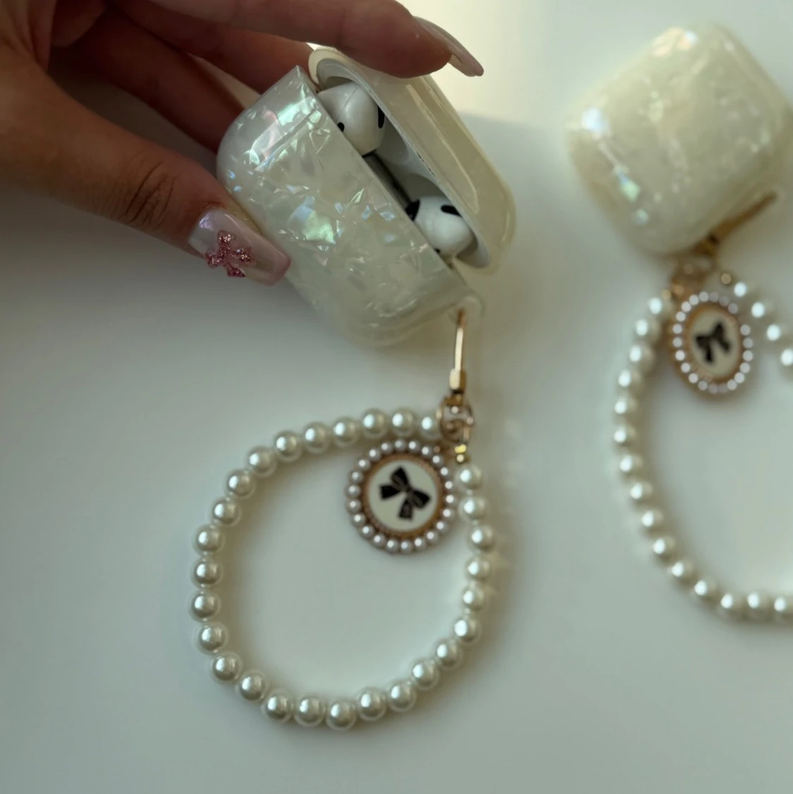 قاب ایرپاد یخی به همراه آویز (Icy Airpods Pendant (LP464)